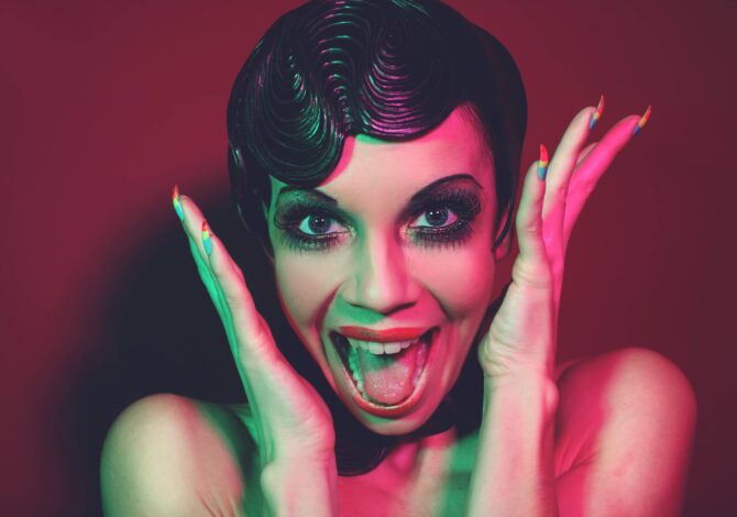 Artiste Laurie Hagen Crazy Horse Ayesha Hussein 2