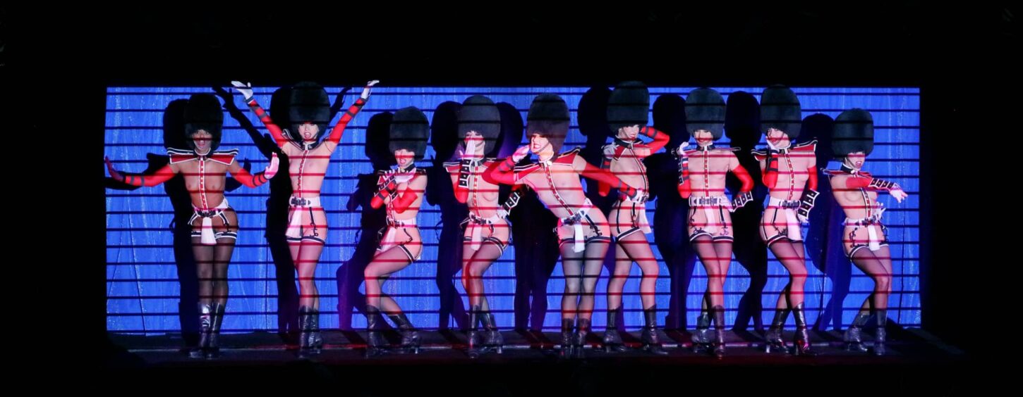 Scène God Save Our Bareskin Crazy Horse Ricardo Tinelli 2